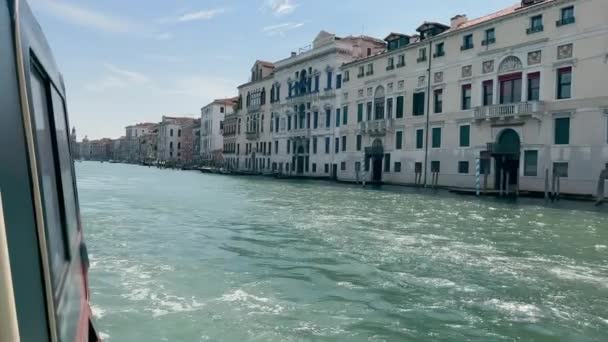Венецианский Канал Вапоретто Вид Сбоку Венецианского Водного Автобуса Вдоль Исторического — стоковое видео