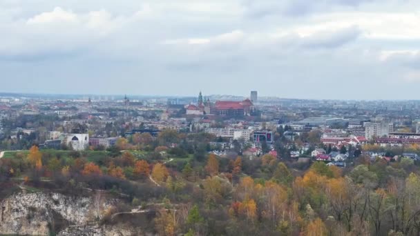 克拉科夫城市风景秋天全景 俯瞰克拉科夫这个历史名城 拥有秋天的树木和城市的天际 — 图库视频影像