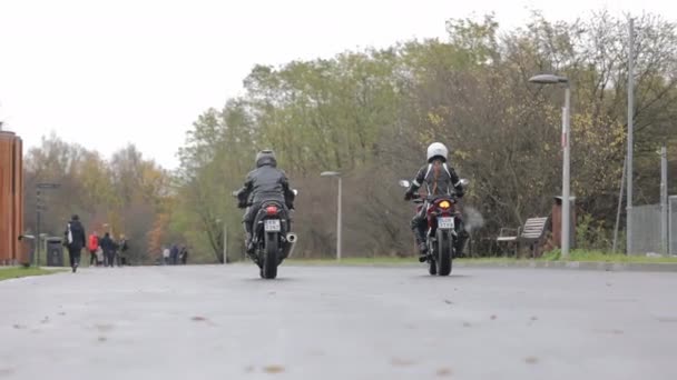 Cracovia Polonia 2024 Motociclistas Que Viajan Por Camino Urbano Dos — Vídeos de Stock