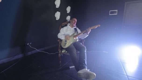 Musiker Jamming Tillsammans Två Musiker Med Elektriska Gitarrer Rampljuset Skapa — Stockvideo