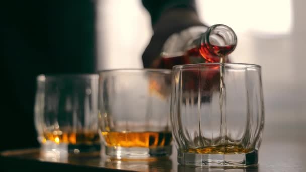 Whiskey Gießen Gläser Nahaufnahme Von Bernsteinfarbenem Whisky Der Gläser Gegossen — Stockvideo