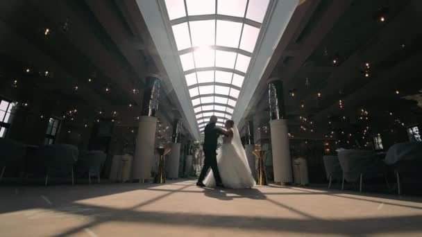 Esküvői Párok First Dance Backlit Esküvői Pár Megosztani Egy Romantikus — Stock videók