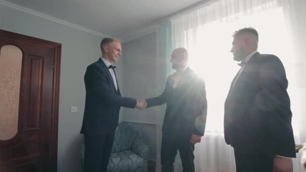 Sunlit Room Sağdıçların Sıkışması Bir Düğün Töreninden Önce Içtenlikle Aydınlatılmış — Stok video