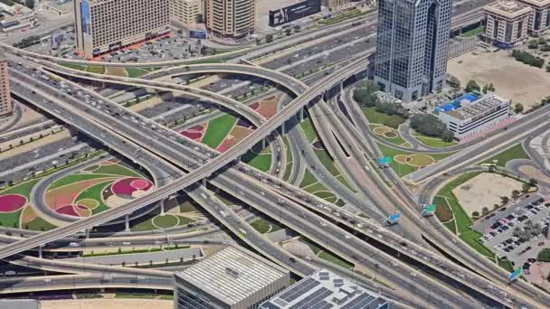 Uae ドバイ アラブ首長国連邦 4月2024 ドバイで忙しいトラフィックを抱える複雑な都市フライオーバーシステム ドバイのマルチレベルハイウェイインターセクションのタイムエアラインビュー — ストック動画