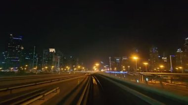BAE, Dubai - Birleşik Arap Emirlikleri 01 Nisan 2024 Dubai Metros Öncü Araba, Şehir Işıkları ve hava karardıktan sonra Dubai Metro 'nun ön vagonundan ufuk çizgisi