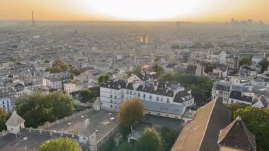 Paris 05.04.2024 Paris 'te Paris' in çatılarında gün batımının sıcacık parıltısı Paris 'in çatılarında Eyfel Kulesi ile birlikte.