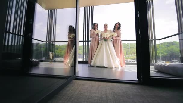Noiva Com Damas Honra Posando Pela Janela Uma Noiva Sorridente — Vídeo de Stock