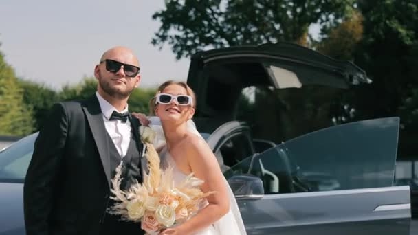 Newlyweds Posing Luxury Car Chic Bride Groom Stand Confidently Open — Stock Video