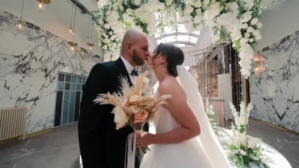 Dúsgazdag Friss Házasok Táncolnak Sunlit Venue Ben Egy Örömteli Menyasszony — Stock videók