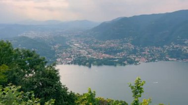 Como Gölü ve Çevresindeki Towns manzarası Como Gölü üzerindeki yüksek manzara, şehirler yeşil tepeler ve uzaktaki sisli dağlar arasında yuva yapmış.
