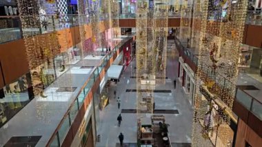 BAE, Dubai - Birleşik Arap Emirlikleri 01 Nisan 2024 Dubai Alışveriş Merkezi 'nin Geniş İç Hatları, Alışverişçiler ve Ziyaretçiler Dubai Alışveriş Merkezi' nin uçsuz bucaksız genişliğinde