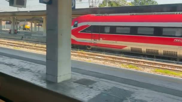 Piros Nagysebességű Vonat Olasz Pályaudvaron Egy Elegáns Piros Nagysebességű Vonat — Stock videók