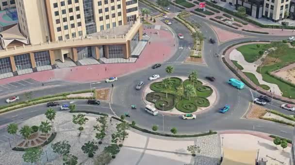 阿拉伯联合酋长国迪拜 阿拉伯联合酋长国迪拜2024年4月1日迪拜的时差华丽圆环 迪拜圆环中的郁郁葱葱的绿叶和艺术图案 — 图库视频影像