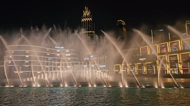 Uae ドバイ アラブ首長国連邦 4月2024 ドバイのダウンタウンで水ショー その壮大で華麗な照明 目のための饗宴とドバイのダウンタウンのダウンタウンで水ショー — ストック動画