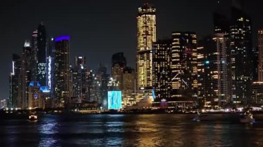 BAE, Dubai - Birleşik Arap Emirlikleri 01 Nisan 2024 Dubai, Dubais Marina Bölgesi 'nde zaman aşımına uğrayan Nightscape, gece ufuk çizgisi parlayarak, teknelerle birlikte suya yansıyor.