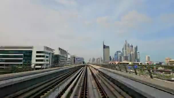 阿拉伯联合酋长国迪拜时间2024年4月1日迪拜地铁相对于城市天际线的时差 白天拍摄的迪拜地铁 背景为蓝蓝的现代城市天际线 — 图库视频影像