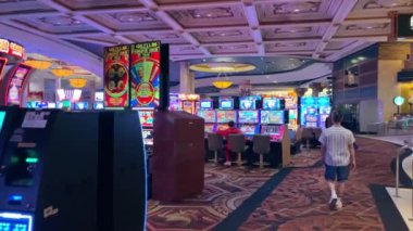 Las Vegas, Nevada, ABD - 08 Nisan 2024 Las Vegas 'taki Lively Casino katı, renkli bir dizi kumar makinesi ve Las Vegas kumarhanesinin konukları