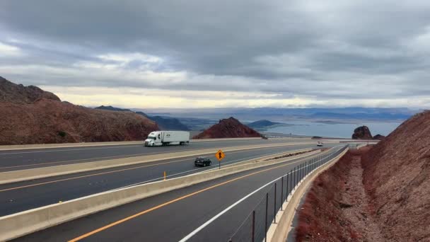 美国内华达州拉斯维加斯 图片新闻2024年4月8日风景之路俯瞰米德湖 一条高速公路蜿蜒穿过沙漠 远眺云天下的米德湖全景 — 图库视频影像