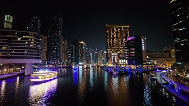 阿拉伯联合酋长国迪拜 2024年4月1日夜间在迪拜码头的游轮 夜间在灯光明亮的高楼的映衬下 轻快地驶过迪拜码头 — 图库视频影像