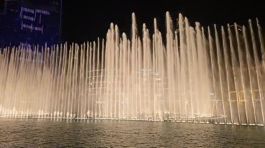 BAE, Dubai - Birleşik Arap Emirlikleri 01 Nisan 2024 Dubai 'de Majestic Fountain Show, yüksek güçlü su püskürtüleri Dubai gece gökyüzüne karşı çarpıcı bir fıskiye görüntüsü oluşturdu