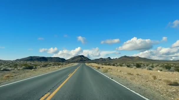 Desert Highway Tretching Distance Vast Open Road Cutting Desert Landscape — Stock video