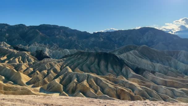 Величественный Сложенный Ландшафт Долины Смерти Поразительные Геологические Складки Образуют Текстурированный — стоковое видео