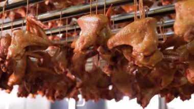 Tütsülenmiş Tavuklar Gıda İşleme Ünitesinde Asılı, Tütsülenmiş Tavuklar Sıralar Gıda işleme için ticari bir sigara ünitesinde asılı