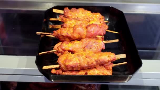 Productos Cárnicos Preparados Forma Kebabs Escaparate Pinchos Carne Jugosos Marinados — Vídeos de Stock