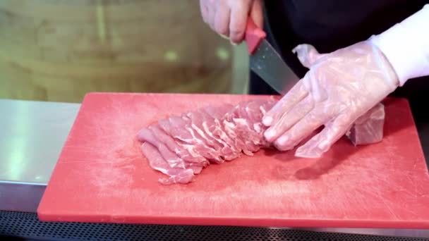 Rzeźnik Krojący Wieprzowinę Przygotowania Kulinarnego Rzeźnik Rękawiczkach Precyzyjnie Krojący Surową — Wideo stockowe