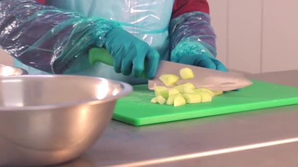 Готуємо Свіжі Овочі Комерційній Кухні Професійний Шеф Кухар Подрібнює Овочі — стокове відео