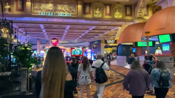 ลาสเวก เนวาดา สหร ฐอเมร เมษายน 2024 Vibrant Casino Interior Patrons — วีดีโอสต็อก