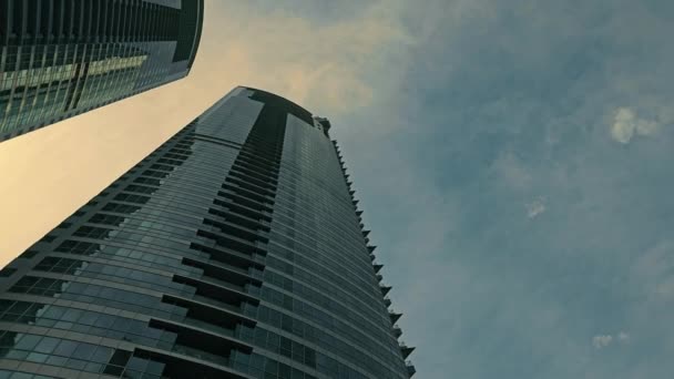 现代摩天大楼与天空相映成趣 俯瞰现代摩天大楼与天空的交汇 — 图库视频影像