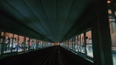 BAE, Dubai - Birleşik Arap Emirlikleri 01 Nisan 2024 Dubai Metro Tüneli Seyahati, Gece Dubai Metro Hattı tüneline bakın