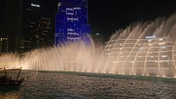 阿拉伯联合酋长国迪拜 阿拉伯联合酋长国迪拜 2024年4月1日迪拜喷泉之夜展示会 迪拜标志性喷泉之夜展示会 摩天大楼灯火通明 — 图库视频影像