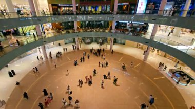 BAE, Dubai - Birleşik Arap Emirlikleri 01 Nisan 2024 Geniş Dubai Alışveriş Merkezi İçişleri, Ziyaretçiler çağdaş cam mimarinin altındaki geniş Dubai alışveriş merkezinde dolaşıyorlar