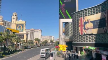 Las Vegas, Nevada, ABD - 08 Nisan 2024 Bustling Las Vegas Bulvarı Gündüz, Las Vegas Bulvarı Yaya trafiği ve ikonik otel reklamlarıyla dolu canlı Las Vegas Bulvarı