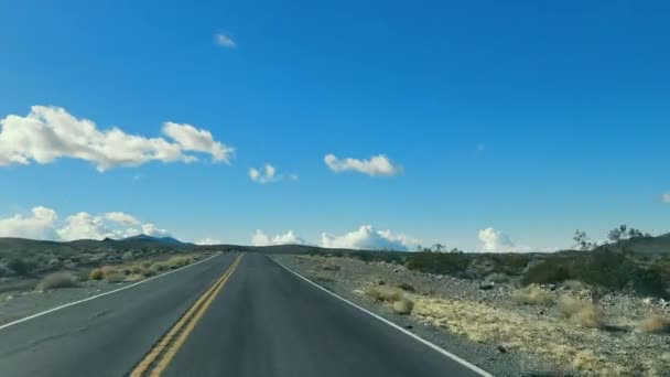 Ανοιχτός Δρόμος Στην Έρημο Ένας Έρημος Αυτοκινητόδρομος Απλώνεται Στον Ορίζοντα — Αρχείο Βίντεο