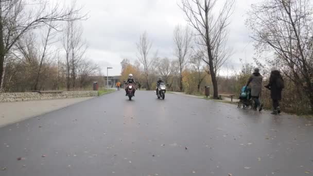 Krakov Polsko 2024 Jezdci Chodci Vychutnávají Stezku Parku Motocyklisté Chodci — Stock video