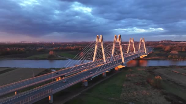 Wieczorny Blask Nowoczesnym Moście Wiszącym Most Kablowy Oświetlony Blaskiem Zachodu — Wideo stockowe