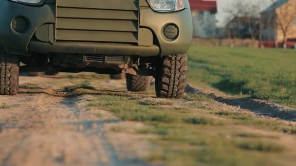 ウクライナ戦争 ウクライナ軍の軍用車両 ラフテレインの軍用車両のクローズアップ 屋外に迷彩の軍用車両のフロントセクション — ストック動画