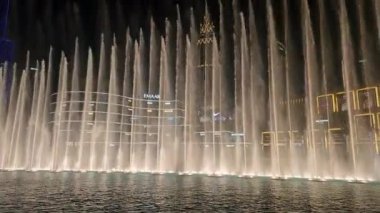 BAE, Dubai - Birleşik Arap Emirlikleri 01 Nisan 2024 Muhteşem Çeşme Şovu Gece, canlı bir müzikal çeşme gösterisi şehir ortamında