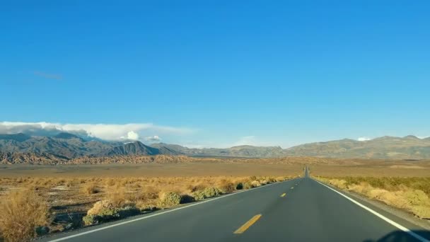 Pouštní Cesta Vedoucí Pohoří Otevřená Silnice Klikatí Směrem Ohromujícímu Pohoří — Stock video
