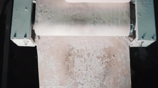 Kunsthandwerkliches Teigformen Hände Formen Laibe Auf Einer Bemehlten Oberfläche Der — Stockvideo