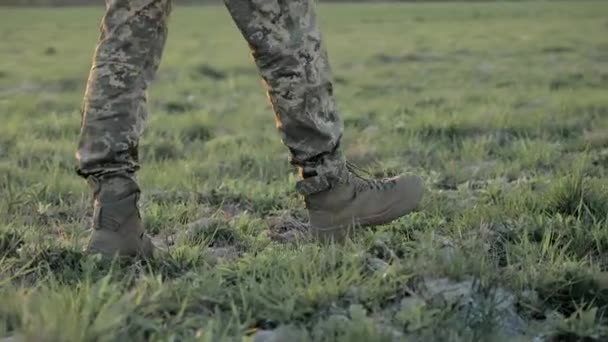 士兵靴在战场上的特写 军队靴在草地上的特写 捕捉了士兵靴在巡逻过程中的细节和质地 — 图库视频影像