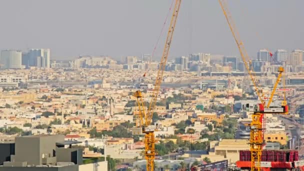 Grúas Construcción Urbana Sobre Paisaje Urbano Dubái Grúas Torre Que — Vídeos de Stock