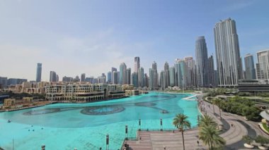 Öğlen vakti çalışmayan Dubai Çeşmeleri 'nin panoramik manzarası. Burç Halife Gölü