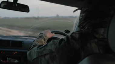 Ukrayna ordusunun askeri bir arabası var. Ukrayna 'da Savaş.