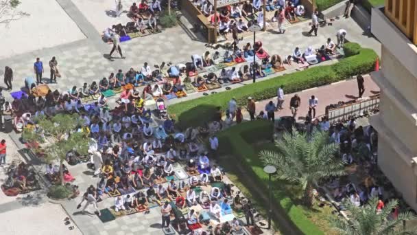 Believers Participating Outdoor Prayer Mosque Overhead View Diverse Group Muslims — Vídeo de stock