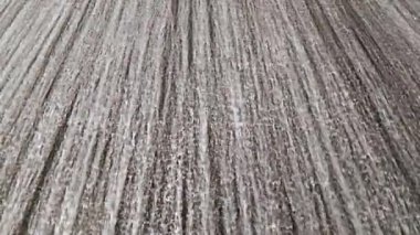 Kartaneleri ile desenli çatı, taze, eriyen kar taneleriyle kaplı desenli bir çatı yüzeyinin yakın görüntüsü, havanın yarattığı ayrıntıları ve desenleri vurguluyor