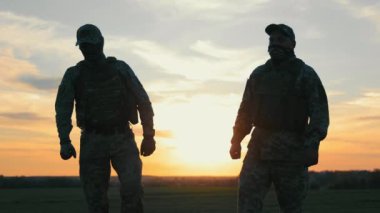 Askerler alacakaranlıkta birleşti, iki asker gün batımında geri döndü ve ilerledi, günbatımında arkalarında yürüdüler.
